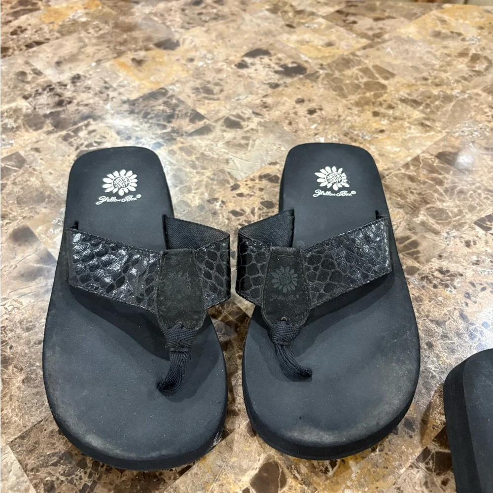 Yellow Box Mixed-Pattern Women’s Flip Flop Set — Black, White, Pink - Picture 6 of 9